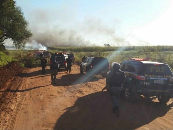 Policiais na fazenda Yvu, em Caarapó, onde há presença de índios - Sidnei Bronka / 94FM Dourados