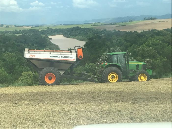 Colheita com chuva chegando em Goioerê (PR) - Foto: Zezé Sismero